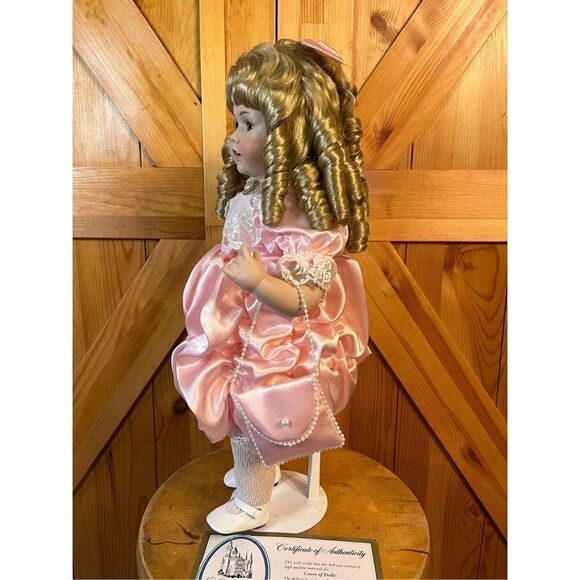 COURT OF DOLLS 1630/3000 PINK DRESS DOLL Miss Hilda - Picture 6 of 10